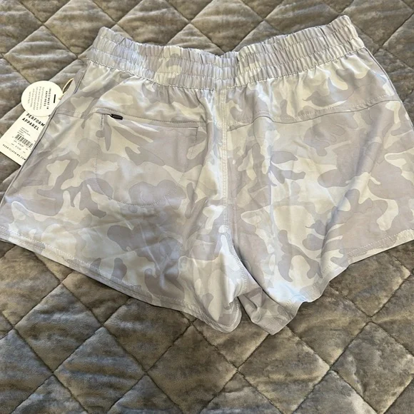 NWT 🏃‍♀️ Vuori | Dash Short - Pale Grey Camo - Picture 8 of 8